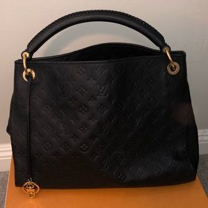 Louis Vuitton Artsy MM in Black